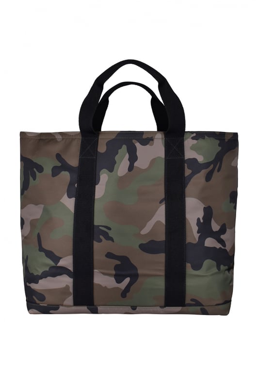 Reistas Valentino camouflage.Metalen V-ring-logo met leren band aan de voorkant.Twee stoffen handvatten.Ritssluiting.Binnenzak met rits.Afmetingen: breedte: 40 cm, hoogte: 37 cm, diepte: 22 cm100% nylon.Gemaakt in Italië.