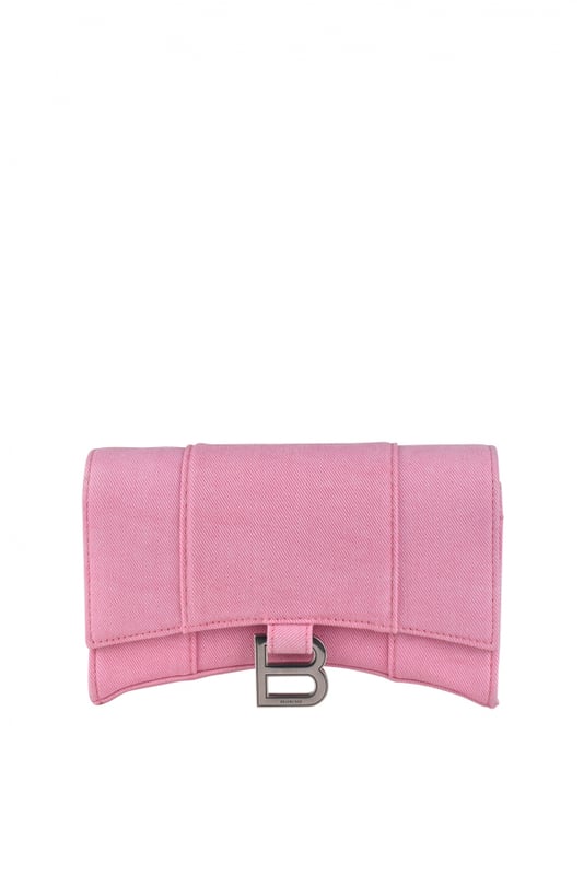 Cartera con cadena Balenciaga Hourglass en denim rosa.Placa con el logotipo de la firma B.Acabado en metal plateado.Solapa superior.Bandolera ajustable.Dimensiones: 19 x 12 x 4,8 cm.Made in Italy.