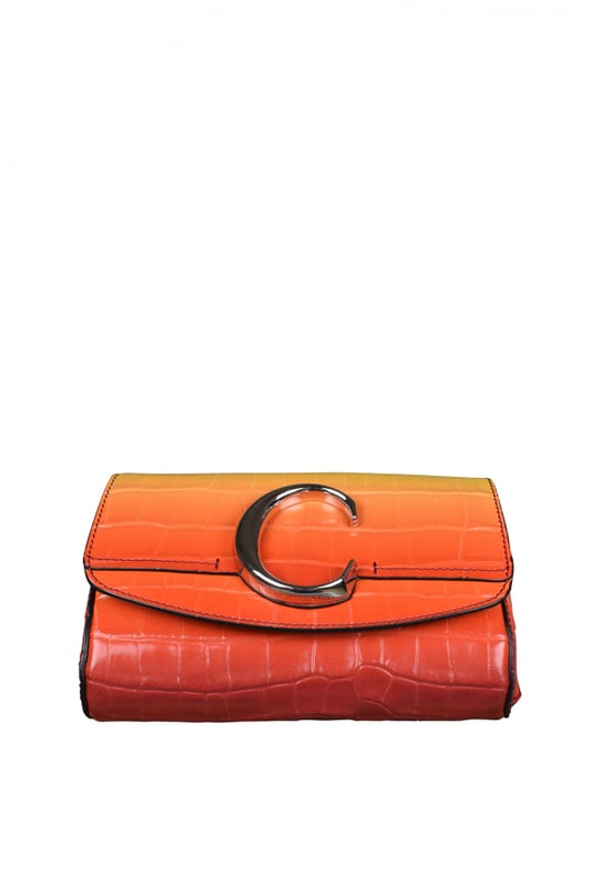 Riñonera Chloé C en piel con relieve de cocodrilo.Gradiente de amarillo y naranja.Solapa con botón magnético.Logotipo C plateado en la parte delantera.Cinturilla ajustable.Dimensiones del cinturón: largo mínimo 52 cm y máximo 62 cm.Dimensiones: ancho 17,5 cm, alto 11 cm, fondo 4 cm.Made in Italy.
