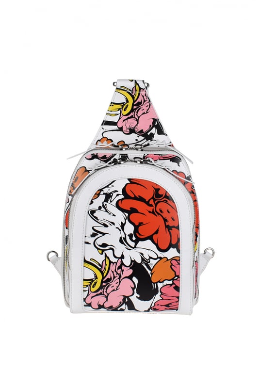 Christian Louboutin Bolso Loubifunk Naranja Bolso Loubifunk de Christian Louboutin en piel de becerro blanca.Estampado de flores rosas, rojas, amarillas y naranjas.Banda de goma blanca con logotipo alrededor del bolso.Parte trasera del bolso roja con malla blanca.Discreto logotipo en relieve en la parte superior.Bolsillo delantero con cremallera.Cierre principal con cremallera.Bandolera blanca con logotipo extraíble y ajustable.Ranuras interiores para tarjetas.Dimensiones: 34 x 23 x 9 cm.Made in Italy.