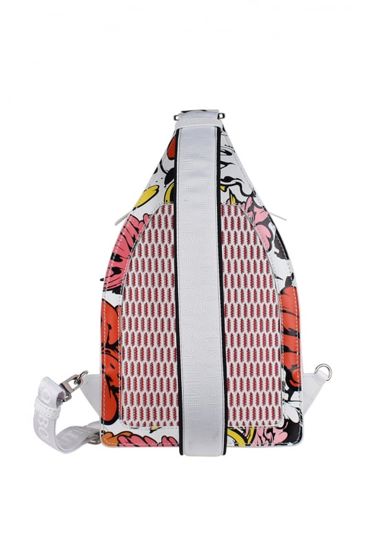 Christian Louboutin Bolso Loubifunk Naranja Bolso Loubifunk de Christian Louboutin en piel de becerro blanca.Estampado de flores rosas, rojas, amarillas y naranjas.Banda de goma blanca con logotipo alrededor del bolso.Parte trasera del bolso roja con malla blanca.Discreto logotipo en relieve en la parte superior.Bolsillo delantero con cremallera.Cierre principal con cremallera.Bandolera blanca con logotipo extraíble y ajustable.Ranuras interiores para tarjetas.Dimensiones: 34 x 23 x 9 cm.Made in Italy.