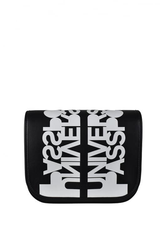 Bandolera Rider de piel negra. Estampado blanco «Universal Passport» en el bolso.Logotipo de Burberry en relieve en la parte delantera.Solapa con cierre magnético.Ranura exterior magnética.Bandolera de piel ajustable.Dimensiones: 19 x 22 x 7 cm.