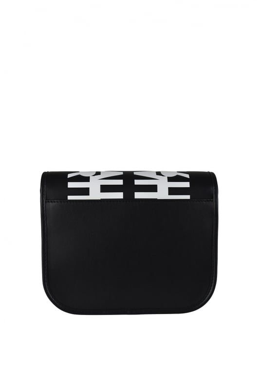Bandolera Rider de piel negra. Estampado blanco «Universal Passport» en el bolso.Logotipo de Burberry en relieve en la parte delantera.Solapa con cierre magnético.Ranura exterior magnética.Bandolera de piel ajustable.Dimensiones: 19 x 22 x 7 cm.