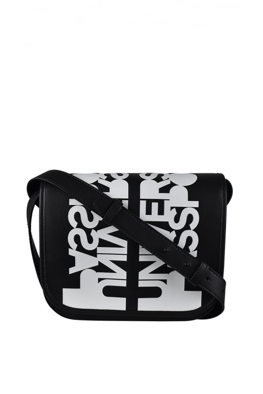Bandolera Rider de piel negra. Estampado blanco «Universal Passport» en el bolso.Logotipo de Burberry en relieve en la parte delantera.Solapa con cierre magnético.Ranura exterior magnética.Bandolera de piel ajustable.Dimensiones: 19 x 22 x 7 cm.