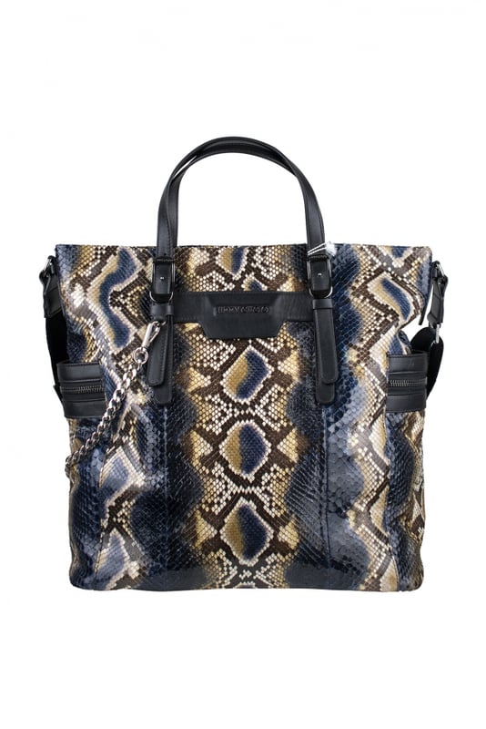 Jimmy Choo Umhängetasche aus Leder mit Python-Effekt.In den Farben Schwarz, Blau und Beige.Logo-Patch auf der Vorderseite.Taschen mit Reißverschlüssen an den Seiten.Abnehmbares silbernes Kettendetail.Verstellbarer schwarzer Riemen.Riemen und Details aus schwarzem Leder.Maße: Höhe 37 cm x Breite 40 cm x Tiefe: 10cm.Made in Italy.