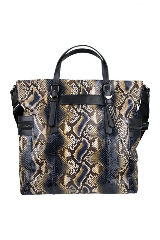 Jimmy Choo Umhängetasche aus Leder mit Python-Effekt.In den Farben Schwarz, Blau und Beige.Logo-Patch auf der Vorderseite.Taschen mit Reißverschlüssen an den Seiten.Abnehmbares silbernes Kettendetail.Verstellbarer schwarzer Riemen.Riemen und Details aus schwarzem Leder.Maße: Höhe 37 cm x Breite 40 cm x Tiefe: 10cm.Made in Italy.