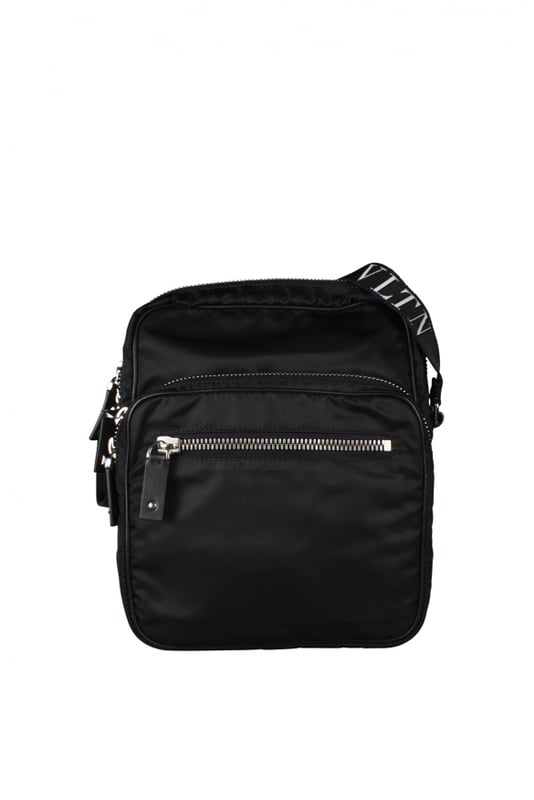 Bolso de camuflaje negro de Valentino.Etiqueta de cuero en la parte delantera con el logotipo impreso.Los icónicos botones metálicos rockstud.Bandolera negra extraíble.Cierre de cremallera en la parte superior y un bolsillo con cremallera en la parte delantera100% Nylon.Made in Italy.