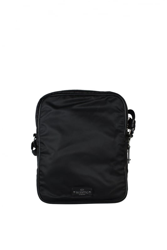 Bolso de camuflaje negro de Valentino.Etiqueta de cuero en la parte delantera con el logotipo impreso.Los icónicos botones metálicos rockstud.Bandolera negra extraíble.Cierre de cremallera en la parte superior y un bolsillo con cremallera en la parte delantera100% Nylon.Made in Italy.