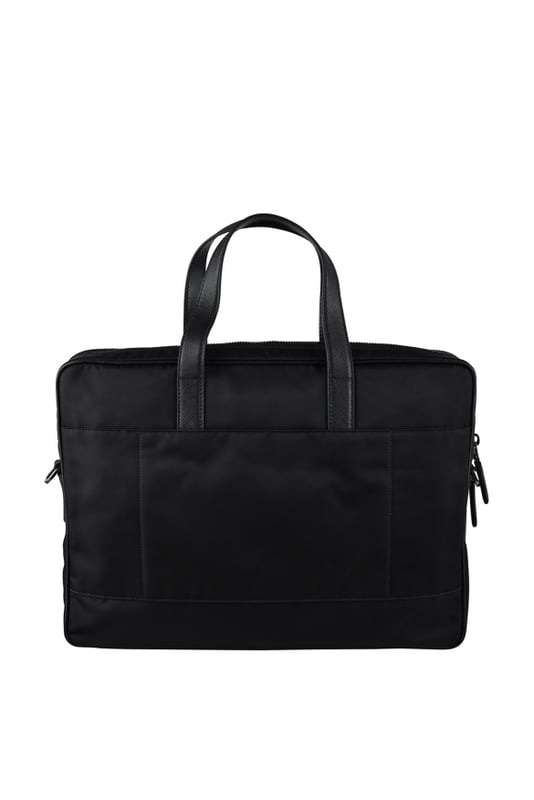 Zwarte Prada re-nylon aktetas.Driehoekig metalen logo op de voorkant.Saffiano lederen handvat.Twee hoofdopeningen met ritssluiting.Verstelbare en afneembare schouderriem.Afmetingen: 28 x 40 x 7 cm.Gemaakt in Italië.