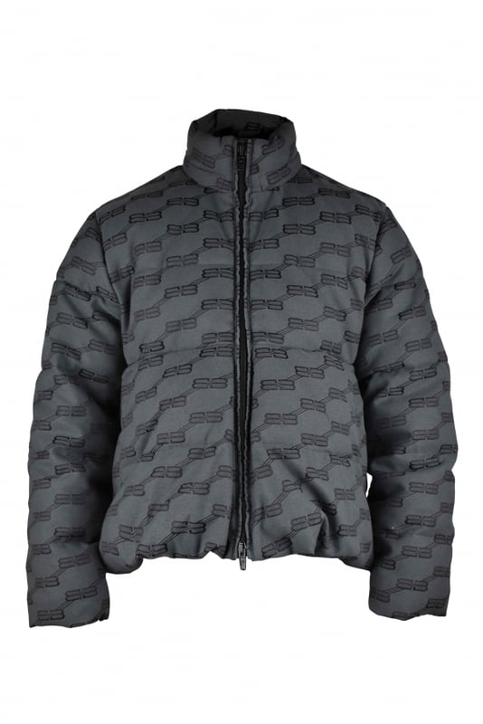 Chaqueta acolchada de plumón gris oscuro de Balenciaga.Monograma Balenciaga en toda la chaqueta de plumón.Cuello alto.Cremallera principal.Dos bolsillos laterales con automáticos.Mangas largas.