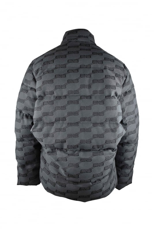 Chaqueta acolchada de plumón gris oscuro de Balenciaga.Monograma Balenciaga en toda la chaqueta de plumón.Cuello alto.Cremallera principal.Dos bolsillos laterales con automáticos.Mangas largas.