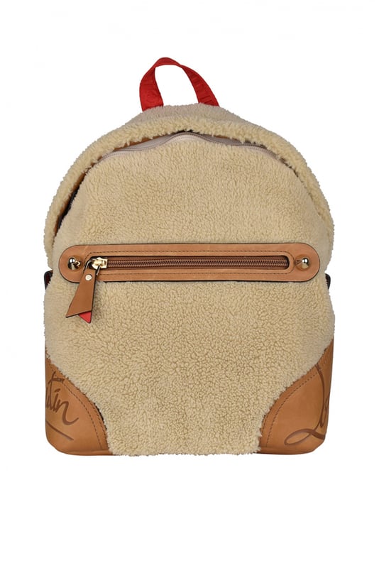 Mochila Christian Louboutin de shearling beige.Bolsillo delantero con cremallera en piel camel en el centro.Inserciones de logotipo en piel camel en los laterales de la mochila.Correas rojas ajustables.Cierre principal de cremallera.Dimensiones: fondo 10 cm x alto 30 cm x ancho 25 cm.Made in Italy.