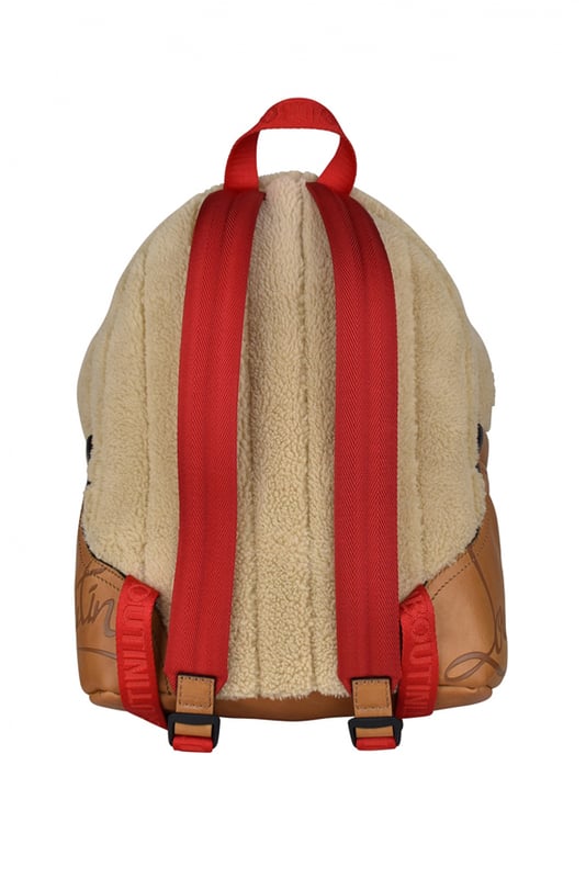 Mochila Christian Louboutin de shearling beige.Bolsillo delantero con cremallera en piel camel en el centro.Inserciones de logotipo en piel camel en los laterales de la mochila.Correas rojas ajustables.Cierre principal de cremallera.Dimensiones: fondo 10 cm x alto 30 cm x ancho 25 cm.Made in Italy.