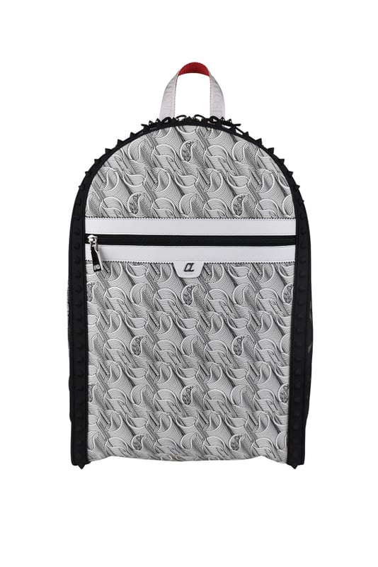 Christian Louboutin Backparis ryggsäck i vitt och svart narvigt läder.Monogramtryck över hela väskan.Släta vita läderinlägg.Platt frontficka med dragkedja i mitten.Svarta gummikonturer med upphöjda dubbdetalj.Röd justerbar rygg med vit mesh.logotyp.Huvuddragkedja.Mått: djup 12 cm x höjd 45 cm x bredd 30 cm.Tillverkad i Italien.