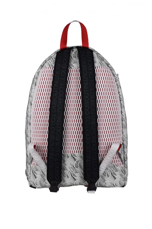 Christian Louboutin Backparis ryggsäck i vitt och svart narvigt läder.Monogramtryck över hela väskan.Släta vita läderinlägg.Platt frontficka med dragkedja i mitten.Svarta gummikonturer med upphöjda dubbdetalj.Röd justerbar rygg med vit mesh.logotyp.Huvuddragkedja.Mått: djup 12 cm x höjd 45 cm x bredd 30 cm.Tillverkad i Italien.