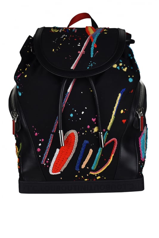 Christian Louboutin Explorafunk-rugzak van zwarte stof en leer.Veelkleurige geborduurde letters.Zijzakken met ritssluiting aan de buitenkant.Rubberen logo-inzet aan de onderkant van de tas.Magnetische sluiting met zwarte banden.Rode achterkant met zwarte mesh.Verstelbare zwarte logobandjes met studsdetails.Afmetingen: diepte 13 cm x hoogte 40 cm cm x breedte 32 cm.Gemaakt in Italië.