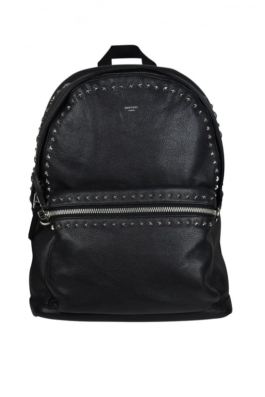 Mochila Wilmer Jimmy Choo en piel granulada negra.Logotipo de Jimmy Choo en relieve en la parte delantera.Estrellas metálicas alrededor de la bolsa.Gran bolsillo con cremallera en la parte delantera.Tirantes negros ajustables.Dimensiones: fondo 12 cm x alto 43 cm x ancho 31 cm.Made in Italy.