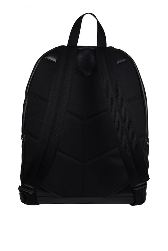 Mochila Wilmer Jimmy Choo en piel granulada negra.Logotipo de Jimmy Choo en relieve en la parte delantera.Estrellas metálicas alrededor de la bolsa.Gran bolsillo con cremallera en la parte delantera.Tirantes negros ajustables.Dimensiones: fondo 12 cm x alto 43 cm x ancho 31 cm.Made in Italy.