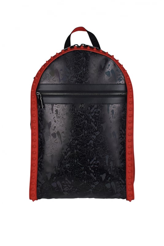 Christian Louboutin Mochila Backparis Negro Mochila Christian Louboutin Backparis de piel sintética negra.Varios estampados fluorescentes y multicolores en la parte delantera.Detalles de piel negra.Bolsillo delantero plano con cierre de cremallera en el centro.Contorno de la bolsa en goma roja con logotipo en relieve y tachuelas.Malla negra en la parte trasera.Correas negras ajustables con logotipo.Doble cierre principal con cremallera.Dimensiones: fondo 12 cm x alto 45 cm x ancho 30 cm.Made in Italy.