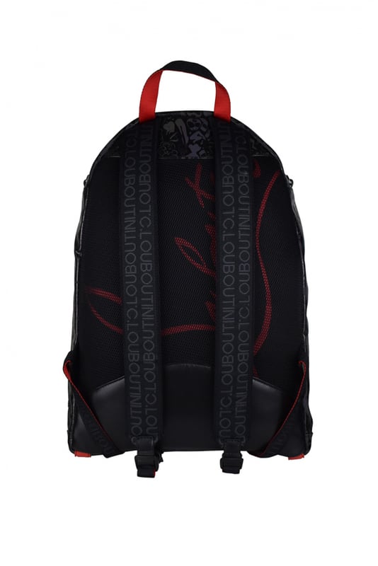 Christian Louboutin Mochila Backparis Negro Mochila Christian Louboutin Backparis de piel sintética negra.Varios estampados fluorescentes y multicolores en la parte delantera.Detalles de piel negra.Bolsillo delantero plano con cierre de cremallera en el centro.Contorno de la bolsa en goma roja con logotipo en relieve y tachuelas.Malla negra en la parte trasera.Correas negras ajustables con logotipo.Doble cierre principal con cremallera.Dimensiones: fondo 12 cm x alto 45 cm x ancho 30 cm.Made in Italy.