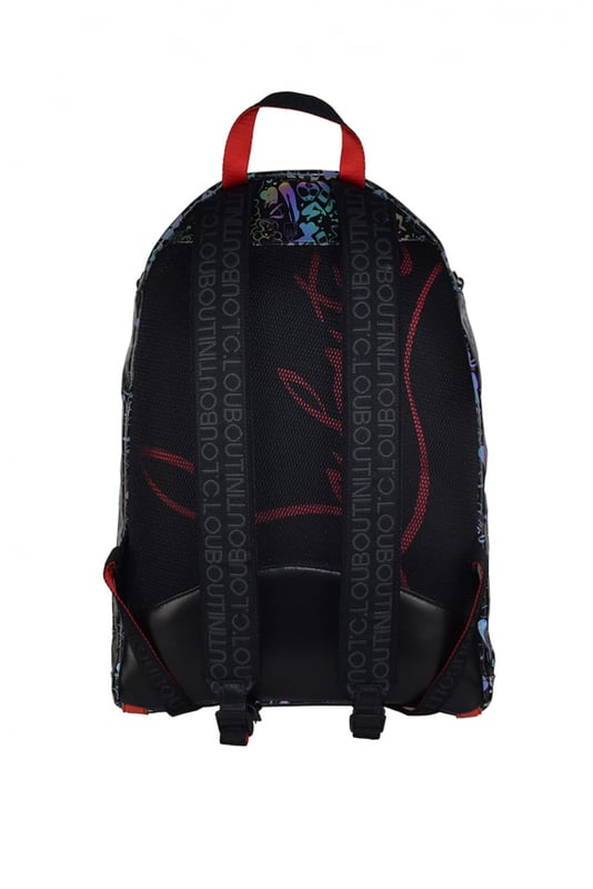 Christian Louboutin Mochila Backparis Negro Mochila Christian Louboutin Backparis de piel sintética negra.Varios estampados fluorescentes y multicolores en la parte delantera.Detalles de piel negra.Bolsillo delantero plano con cierre de cremallera en el centro.Contorno de la bolsa en goma roja con logotipo en relieve y tachuelas.Malla negra en la parte trasera.Correas negras ajustables con logotipo.Doble cierre principal con cremallera.Dimensiones: fondo 12 cm x alto 45 cm x ancho 30 cm.Made in Italy.