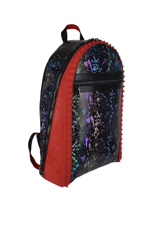 Christian Louboutin Mochila Backparis Negro Mochila Christian Louboutin Backparis de piel sintética negra.Varios estampados fluorescentes y multicolores en la parte delantera.Detalles de piel negra.Bolsillo delantero plano con cierre de cremallera en el centro.Contorno de la bolsa en goma roja con logotipo en relieve y tachuelas.Malla negra en la parte trasera.Correas negras ajustables con logotipo.Doble cierre principal con cremallera.Dimensiones: fondo 12 cm x alto 45 cm x ancho 30 cm.Made in Italy.
