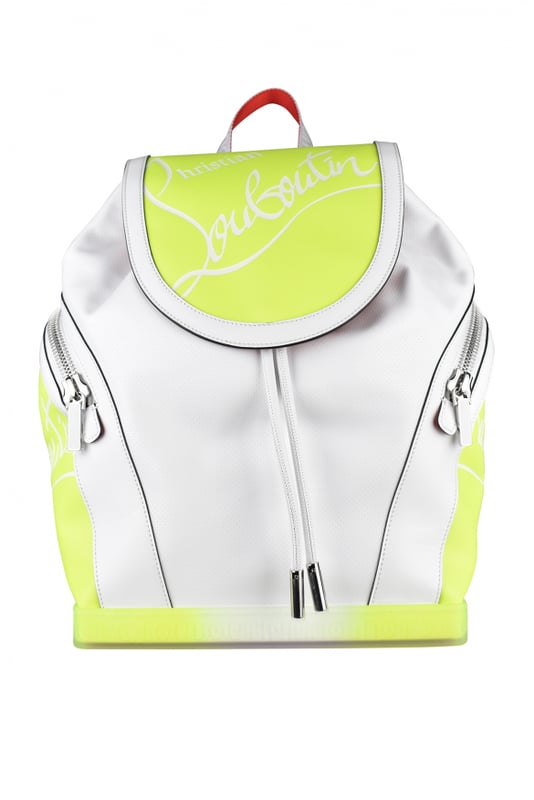 Christian Louboutin Mochila Explorafunk Blanco Mochila Explorafunk de Christian Louboutin.En piel de becerro blanca con detalles amarillos y rojos.Adornada con la púa característica de la marca. Correas negras ajustables.Bandolera ajustable y dos asas de hombro.Cierre magnético.Gran bolsillo interior con cremallera.2 bolsillos exteriores con cremallera.Fondo de goma.Dimensiones: 26 x 21 x 10 cm.