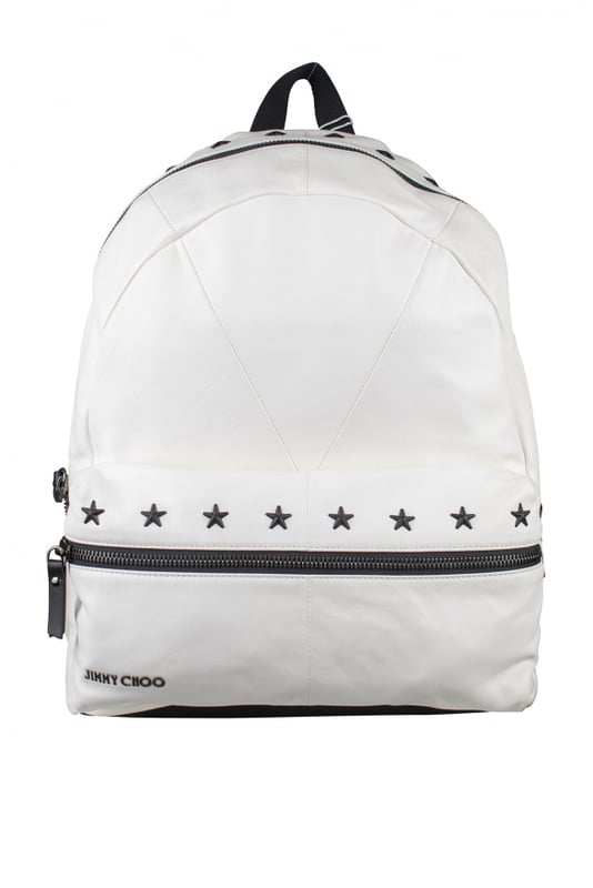 Mochila de cuero blanco Wilmer Jimmy Choo.Estrellas negras en el bolsillo delantero y en la parte superior de la mochila.Bolsillo grande con cremallera en la parte delantera.Logotipo en la parte inferior de la bolsa.Correas negras ajustables.Dimensiones: fondo 12 cm x alto 43 cm x ancho 31 cm.Made in Italy.