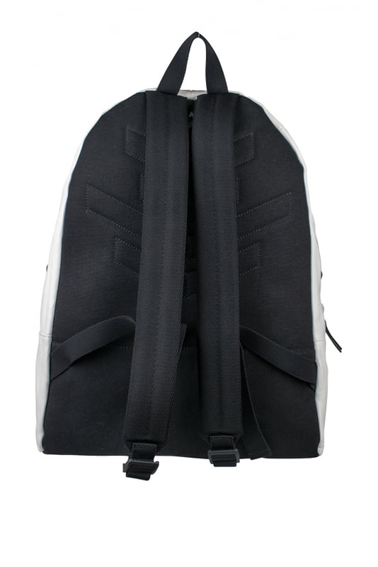 Mochila de cuero blanco Wilmer Jimmy Choo.Estrellas negras en el bolsillo delantero y en la parte superior de la mochila.Bolsillo grande con cremallera en la parte delantera.Logotipo en la parte inferior de la bolsa.Correas negras ajustables.Dimensiones: fondo 12 cm x alto 43 cm x ancho 31 cm.Made in Italy.
