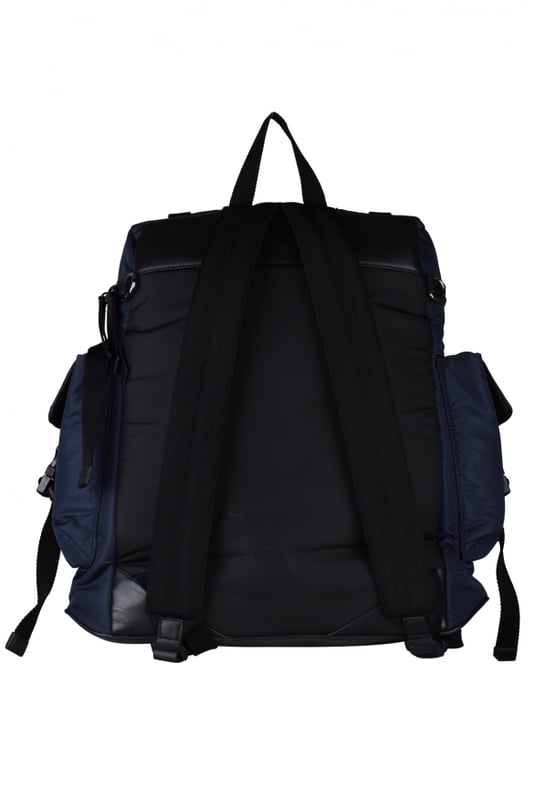 Wixon Jimmy Choo Rucksack aus marineblauem Nylon.Etikett mit Logo auf der Vorderseite.Großes Hauptfach mit Reißverschluss.Tasche auf der Vorderseite mit Reißverschluss.Zwei Taschen an den Seiten.Taschenboden aus marineblauem Kalbsleder.Verstellbare schwarze Riemen.Einsätze aus türkis- und marineblauem Leder.Maße: Tiefe 12 cm x Höhe 28 cm x Breite 35 cm.Made in Italy.