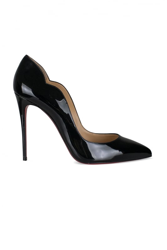 Zapatos de tacón Christian Louboutin Hot Chick de charol negro.Originales aberturas curvadas.Puntera en punta.Tacón de aguja de 10 cm.Suela roja.Made in Italy.
