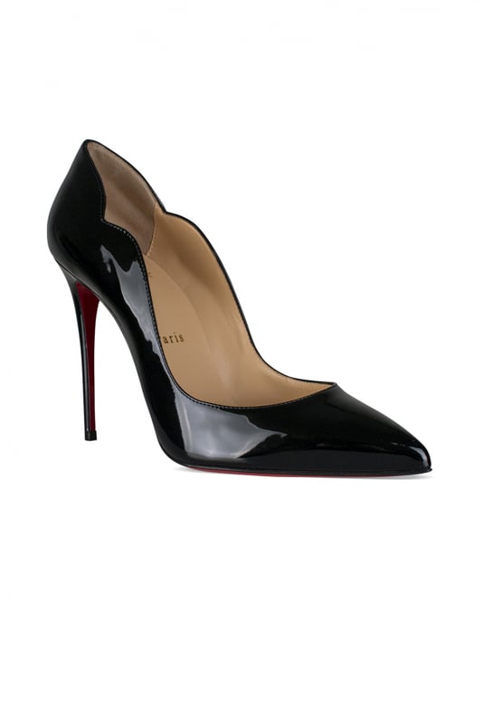 Zapatos de tacón Christian Louboutin Hot Chick de charol negro.Originales aberturas curvadas.Puntera en punta.Tacón de aguja de 10 cm.Suela roja.Made in Italy.