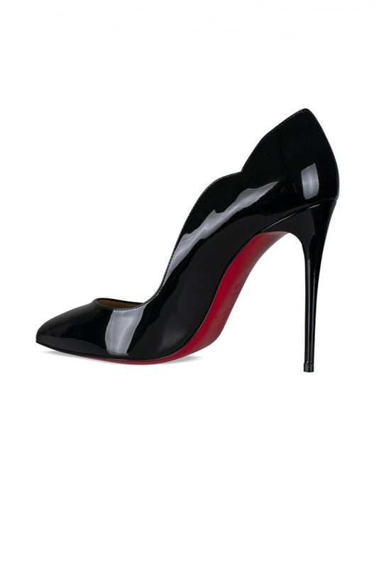 Zapatos de tacón Christian Louboutin Hot Chick de charol negro.Originales aberturas curvadas.Puntera en punta.Tacón de aguja de 10 cm.Suela roja.Made in Italy.