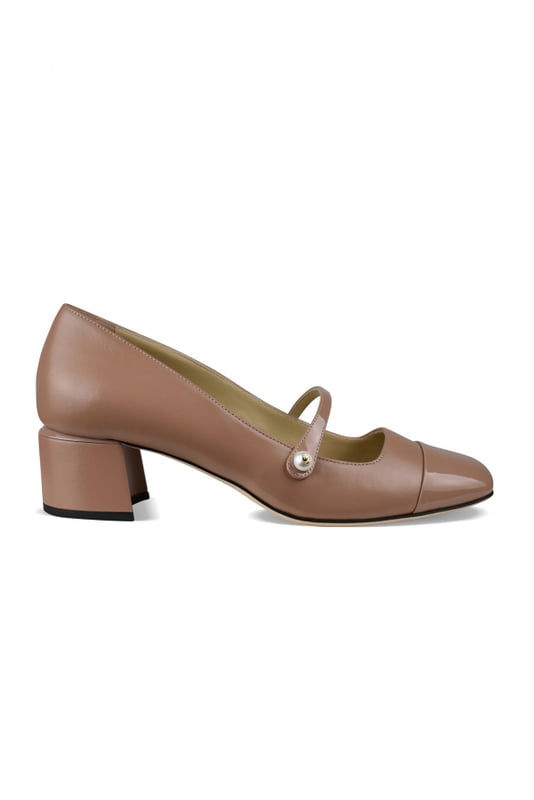 Jimmy Choo Elisa 45 Pumps Braun Elisa 45 Jimmy Choo Pumps aus braunem Leder.Quadratische Spitze aus Lackleder.Dünner Riemen mit einer weißen Perle verziert.Geprägtes Logo auf dem Absatz.4,5 cm hoher Blockabsatz.Sohle aus Leder.Made in Italy.