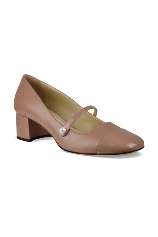 Jimmy Choo Elisa 45 Pumps Braun Elisa 45 Jimmy Choo Pumps aus braunem Leder.Quadratische Spitze aus Lackleder.Dünner Riemen mit einer weißen Perle verziert.Geprägtes Logo auf dem Absatz.4,5 cm hoher Blockabsatz.Sohle aus Leder.Made in Italy.