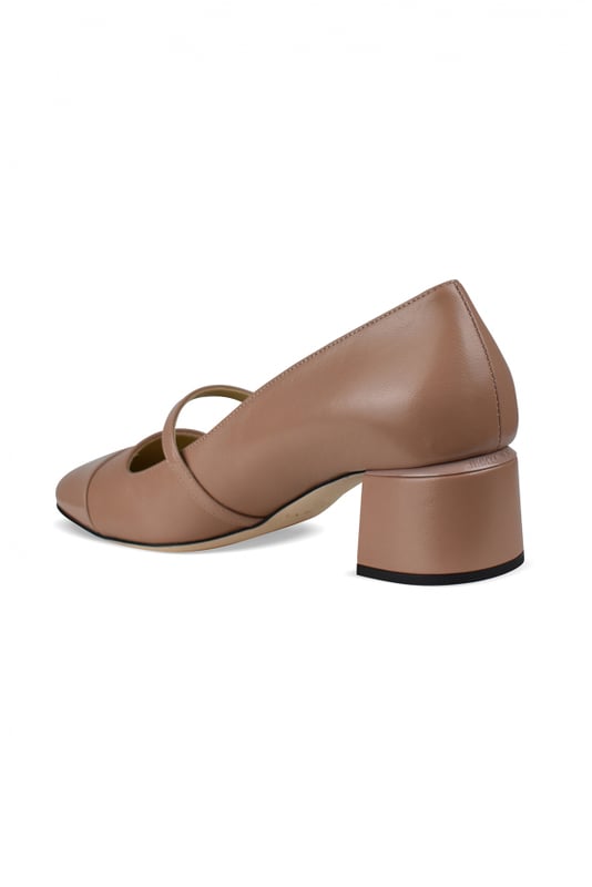 Jimmy Choo Elisa 45 Pumps Braun Elisa 45 Jimmy Choo Pumps aus braunem Leder.Quadratische Spitze aus Lackleder.Dünner Riemen mit einer weißen Perle verziert.Geprägtes Logo auf dem Absatz.4,5 cm hoher Blockabsatz.Sohle aus Leder.Made in Italy.