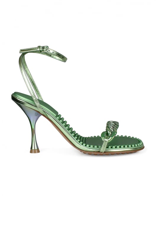Sandalias Bottega Veneta Dot en piel verde.Efecto metálico.Cadena en la tira delantera.Tacón de 9 cm.Plantilla de goma moldeada.Suela de cuero y goma.Made in Italy.