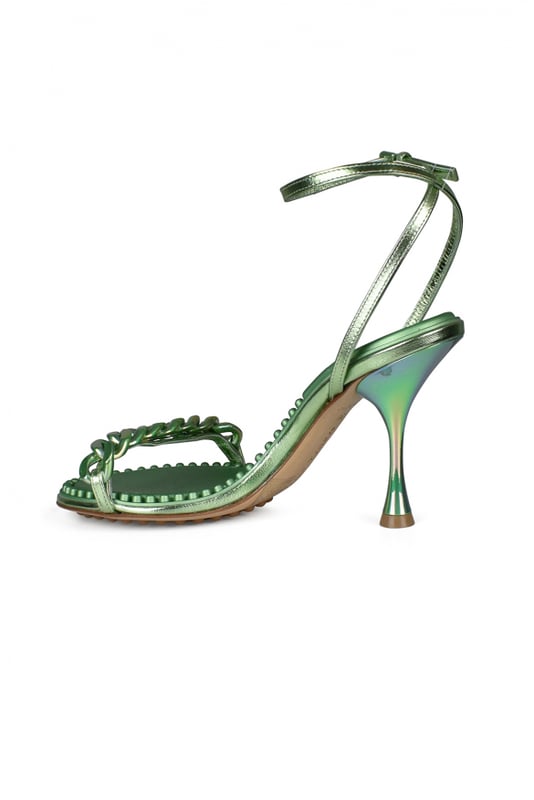 Sandalias Bottega Veneta Dot en piel verde.Efecto metálico.Cadena en la tira delantera.Tacón de 9 cm.Plantilla de goma moldeada.Suela de cuero y goma.Made in Italy.