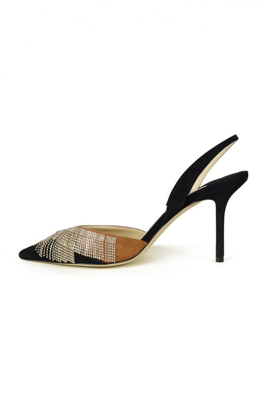 Salones Jimmy Choo, modelo Thia.Puntera en punta y tira trasera en ante negro y marrón.Franja de cadenas en la parte delantera.Altura del tacón 8.5 cm.Suela de cuero.Made in Italy.