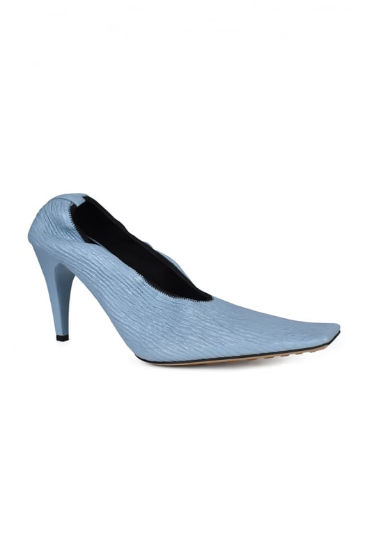 Zapatos de tacón Bottega Veneta Crunch azul cielo.Piel de becerro texturizada.Puntera cuadrada.Cuello elástico.Tacón de aguja cubierto de 9 cm.Suela de cuero y goma.Made in Italy.