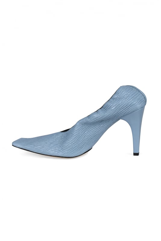 Zapatos de tacón Bottega Veneta Crunch azul cielo.Piel de becerro texturizada.Puntera cuadrada.Cuello elástico.Tacón de aguja cubierto de 9 cm.Suela de cuero y goma.Made in Italy.
