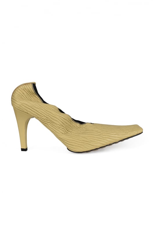 Mosterdgele Bottega Veneta Crunch pumps.Gestructureerd kalfsleer.Vierkante neus.Elastische kraag.9 cm beklede stilettohak.Leren en rubberen zool.Made in Italy.