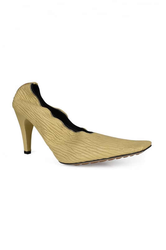 Mosterdgele Bottega Veneta Crunch pumps.Gestructureerd kalfsleer.Vierkante neus.Elastische kraag.9 cm beklede stilettohak.Leren en rubberen zool.Made in Italy.