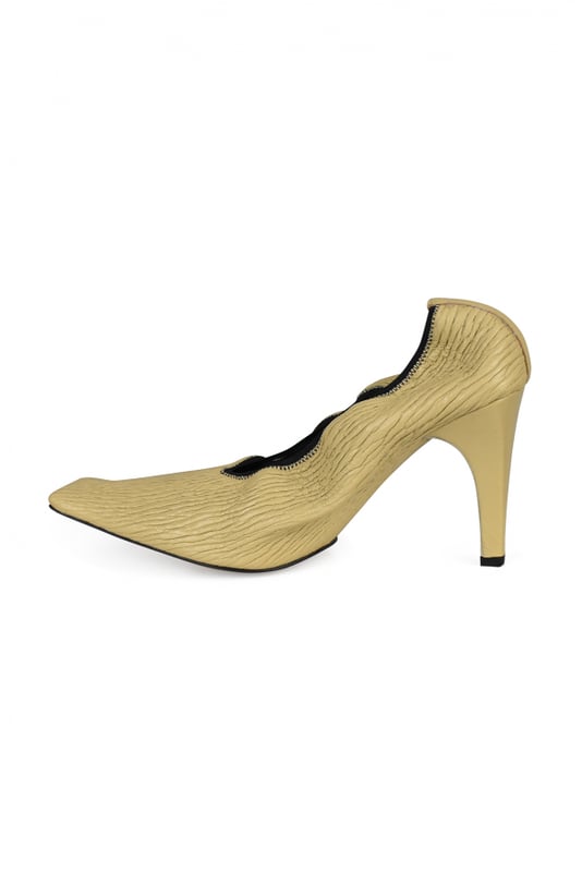 Mosterdgele Bottega Veneta Crunch pumps.Gestructureerd kalfsleer.Vierkante neus.Elastische kraag.9 cm beklede stilettohak.Leren en rubberen zool.Made in Italy.