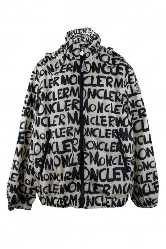 Witte waterdichte jas met capuchon van polyamide.Marineblauwe 'Moncler'-inscripties over het geheel.Elastische taille en manchetten.Logopatch op de schouder.Zijzakken met ritssluiting.Ritssluiting.Gemaakt in Italië.