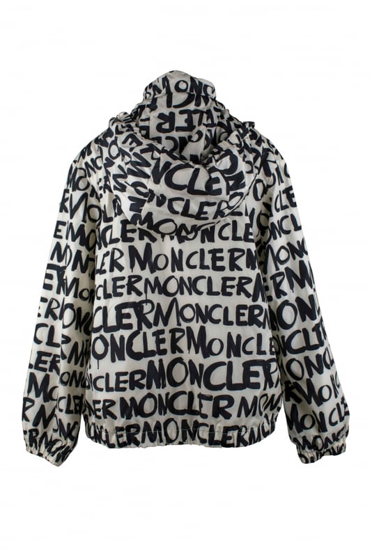 Witte waterdichte jas met capuchon van polyamide.Marineblauwe 'Moncler'-inscripties over het geheel.Elastische taille en manchetten.Logopatch op de schouder.Zijzakken met ritssluiting.Ritssluiting.Gemaakt in Italië.