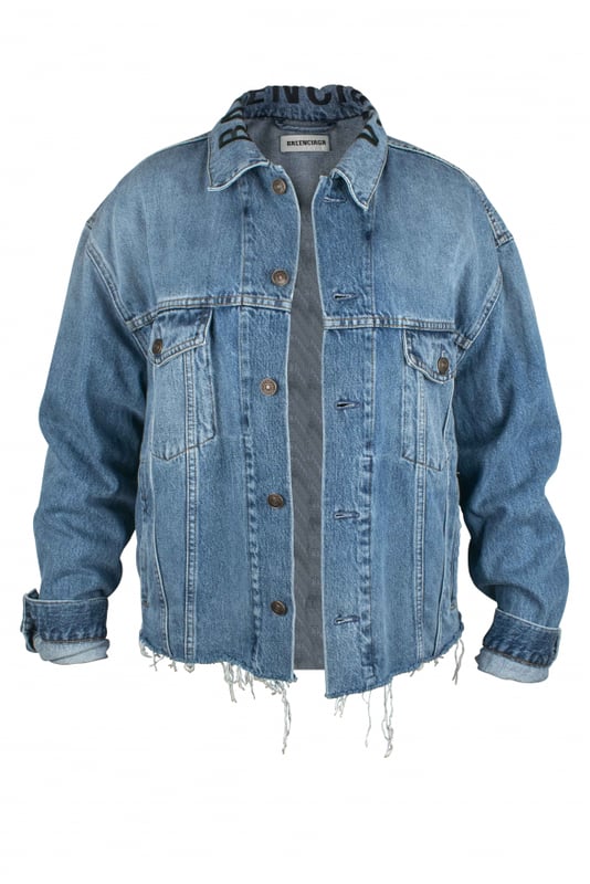 Chaqueta vaquera azul de Balenciaga.Logotipo negro bordado en el cuello.Bolsillos laterales con botón en el pecho.Cierre delantero de botones.Bolsillos laterales.Efecto rasgado en la cintura.Made in Italy.