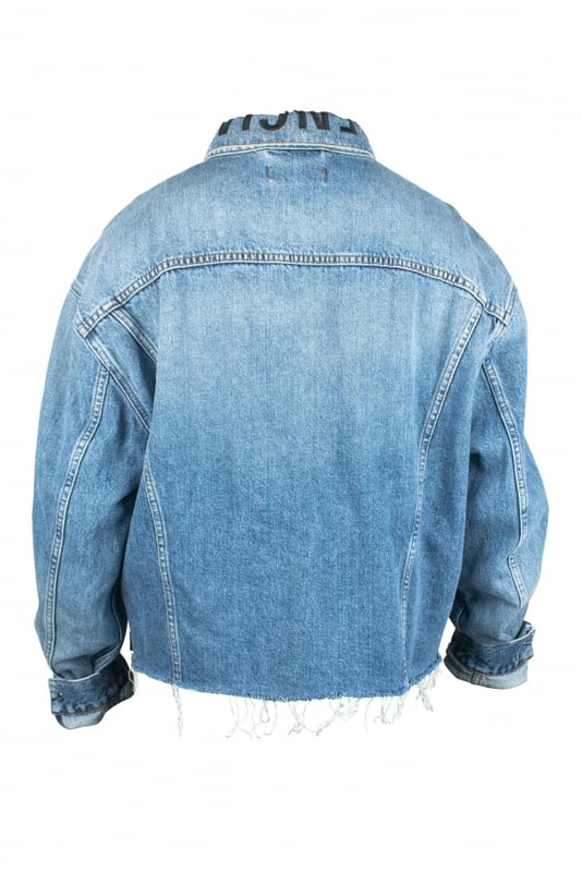 Chaqueta vaquera azul de Balenciaga.Logotipo negro bordado en el cuello.Bolsillos laterales con botón en el pecho.Cierre delantero de botones.Bolsillos laterales.Efecto rasgado en la cintura.Made in Italy.