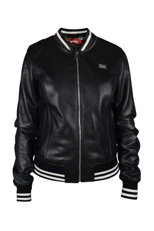 Cazadora bomber Philipp Plein de piel negra con cierre de cremallera.Gomas elásticas negras con bandas blancas en cintura, puños y cuello.Interior rojo con corazones y rosas.Placa con logo de PP en la parte delantera.Logotipo blanco en la espalda.Bolsillos en la parte delantera.100% cuero.Made in Italy.