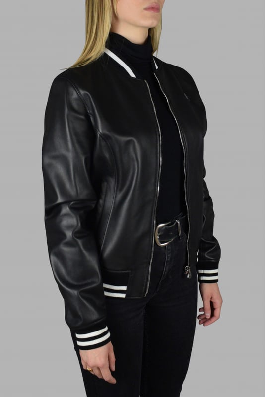 Cazadora bomber Philipp Plein de piel negra con cierre de cremallera.Gomas elásticas negras con bandas blancas en cintura, puños y cuello.Interior rojo con corazones y rosas.Placa con logo de PP en la parte delantera.Logotipo blanco en la espalda.Bolsillos en la parte delantera.100% cuero.Made in Italy.